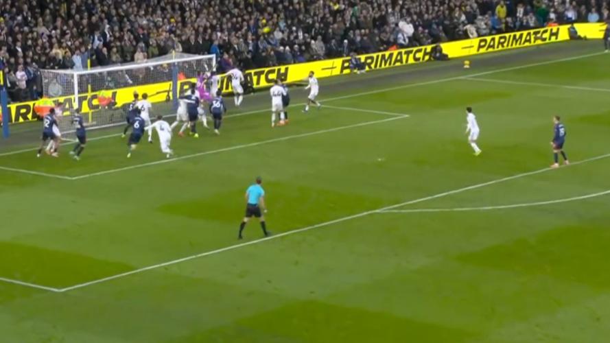 马杜埃凯主罚角球，达洛自摆乌龙，利兹联0-2阿森纳