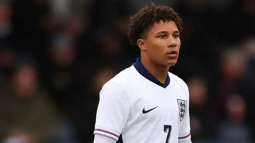 记者：巴萨接近签下英格兰小将塔瓦雷斯，只剩签字环节